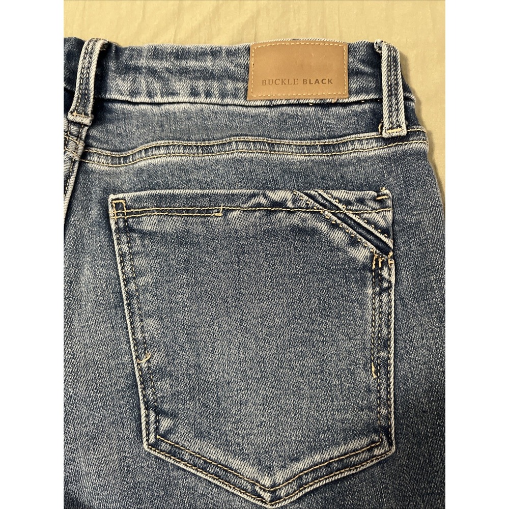(Buckle Black) Blue Jeans Womens 28x32 Straight Medium Wash